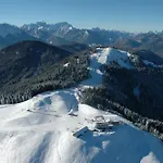 Haus 3laendereck At-slo-it An Der Piste بيت للعطل